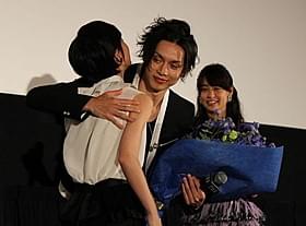 剛力彩芽にハグする水嶋ヒロ「黒執事」