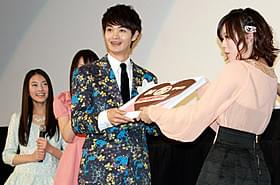 北乃きいから友チョコを受け取り 満面の笑みを浮かべる瀬戸康史「僕は友達が少ない」