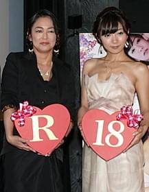 舞台挨拶に登壇した 中島知子と階戸瑠李「ハダカの美奈子」