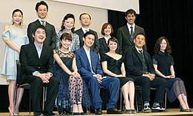 第56回ブルーリボン賞受賞者と 司会の阿部寛、安藤サクラ「横道世之介」