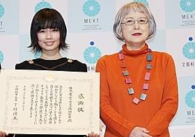 感謝状を手にする小芝風花と角野栄子氏「魔女の宅急便」