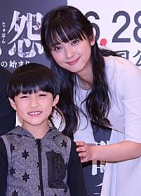 会見に臨んだ佐々木希と小林颯くん「呪怨」