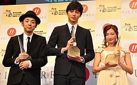 「ニューウェーブアワード」を受賞した 宮藤官九郎、東出昌大、武田梨奈(左から)「偉大なる、しゅららぼん」