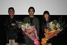 舞台挨拶に立った佐々部 清監督と中村蒼、大塚千弘「東京難民」