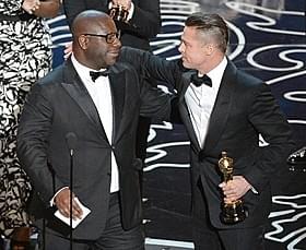 「それでも夜は明ける」スティーブ・マックイーン監督(左)と プロデューサーのブラッド・ピット「ゼロ・グラビティ」
