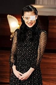 結膜炎のため眼帯姿で登壇した蒼井優「そして父になる」