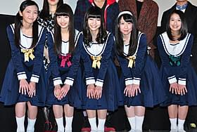 舞台挨拶に立った東京女子流「5つ数えれば君の夢」