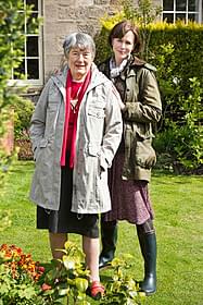 (左より)パトリシア・ローマクスさんと ニコール・キッドマン「レイルウェイ 運命の旅路」