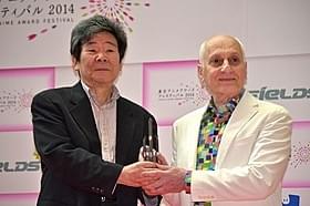 握手を交わした高畑勲監督とミシェル・オスロ監督「キリクと魔女」