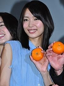 有田みかんを手に写真撮影「ねこにみかん」