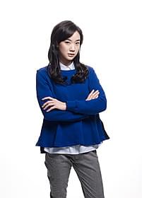 フリージャーナリストの名波 汐里に扮する蒼井優「海猿」