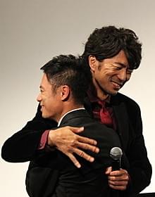 熱いハグを交わした伊藤淳史&仲村トオル「チーム・バチスタFINAL ケルベロスの肖像」