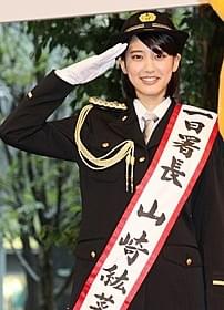 丸の内警察署1日署長に就任した山崎紘菜「悪の教典」