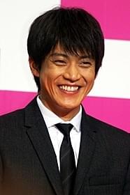 死者と対話できる刑事を演じる小栗旬「探偵はBARにいる」