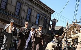 戦前カナダの街並みを再現したセットで 撮影が進められている「バンクーバーの朝日」「バンクーバーの朝日」