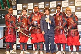 赤い甲ちゅうでキアヌ・リーブスになりきったハーフ芸人たち「47RONIN」