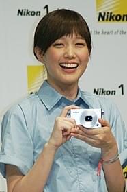 カメラを手に笑顔をのぞかせる本田翼「鷹の爪7 女王陛下のジョブーブ」