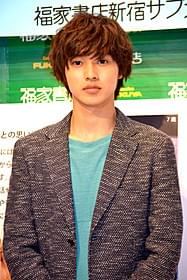 約2000人のファンと触れ あった俳優の山崎賢人