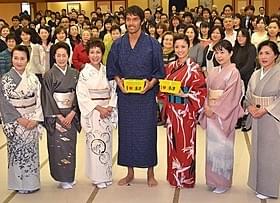 草津温泉の女将たちと記念撮影「テルマエ・ロマエ」