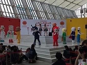 「福岡アンパンマンこどもミュージアムinモール」 オープニングセレモニーの模様「それいけ!アンパンマン りんごぼうやとみんなの願い」