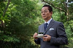 孤島のジャングルでも紅茶をたしなむ杉下右京(水谷豊)「相棒 劇場版III 巨大密室!特命係 絶海の孤島へ」