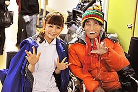 仲良くグワシ! 出演&主題歌の中川(左)と楳図監督(右)「マザー」