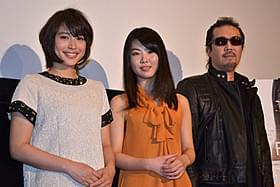 舞台挨拶に立った(左から)広瀬アリス、 福田麻由子、大塚祐吉監督「FLARE フレア」