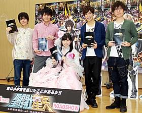 公開アフレコに臨んだ「ももいろ クローバーZ」の佐々木彩夏(中央)「聖闘士星矢 LEGEND of SANCTUARY」
