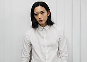 冴えないオタク青年を演じる竜星涼「俺たち賞金稼ぎ団」