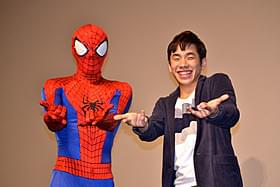 家族へ思いを語った後はスパイダーマンと決めポーズ「アメイジング・スパイダーマン」