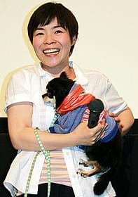 愛犬ジュリエットを抱く山田花子「一分間だけ」