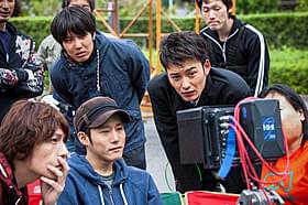 モニターをのぞき込む岡田将生(右)と藤井道人監督(中央)「オー!ファーザー」