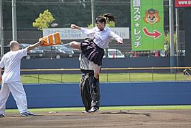 「ハイキック・エンジェルス」宮原華音が 始球式で華麗で強烈な飛び蹴り「ハイキック・エンジェルス」