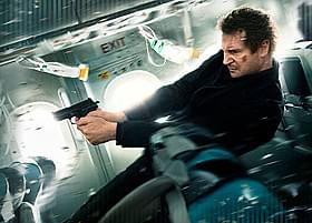 飛行中の旅客機内を舞台に描く 緊迫のサスペンスアクション「フライト・ゲーム」