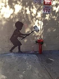 ニューヨークの路上に描かれたバンクシーの「作品」「イグジット・スルー・ザ・ギフトショップ」