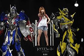 オプティマス(左)、バンブルビー(右)を背後に力強くポーズ!「トランスフォーマー」