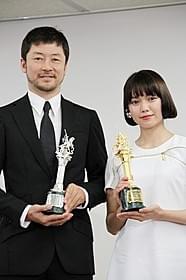 トロフィーを手に笑顔を見せる浅野忠信と 二階堂ふみ「私の男」