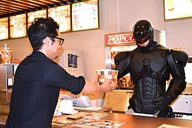 ポップコーン販売でも活躍を繰り広げたロボコップ「ロボコップ」