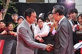握手を交わす渡辺謙と宝田明「ゴジラ」