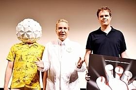 デーブ・スペクターとランディ・ムーア監督(右)「エスケイプ・フロム・トゥモロー」