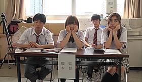 映画制作に打ち込む高校生たちの、ひと夏の青春を描く「砂をつかんで立ち上がれ」