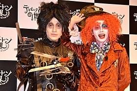 バートン監督作品の人気キャラに扮した「ピース」「シザーハンズ」