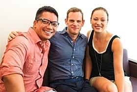 ジョーイを操る3人、左からジョン、カート、デイナ