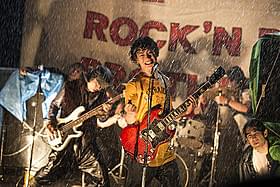 ずぶ濡れになりながらも、ライブシーンを熱演したキャストたち「日々ロック」