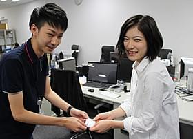 映画.com編集部を訪問した松岡茉優に恐縮しきりの新人記者「桐島、部活やめるってよ」