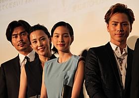 舞台挨拶に立った(左から)小澤征悦、 木村佳乃、能年玲奈、登坂広臣「ホットロード」