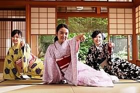 異色の方言ラップを披露する上白石萌音 (中央)と松井珠理奈、武藤十夢「舞妓はレディ」