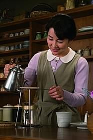 コーヒーを淹れる吉永小百合「ふしぎな岬の物語」