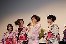 感極まって号泣する坂口杏里(中央)「ハニー・フラッパーズ」