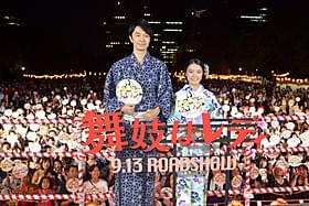 浴衣姿で登場した上白石萌音(右)と長谷川博己「舞妓はレディ」